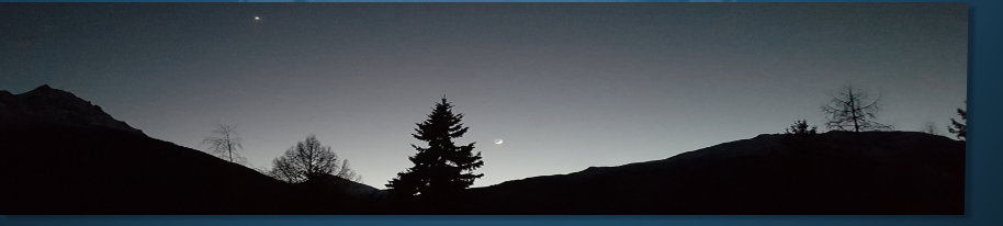 Nachthimmel mit Mond und Jupiter